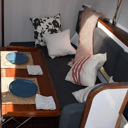Botel Velero En Puerto De - E&m Boats