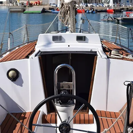 Botel Velero En Puerto De - E&m Boats *