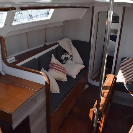 Velero En Puerto Valencia Mar -E&M Boats ולנסיה