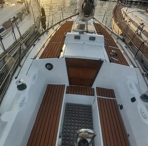 Botel Velero En Puerto De - E&m Boats