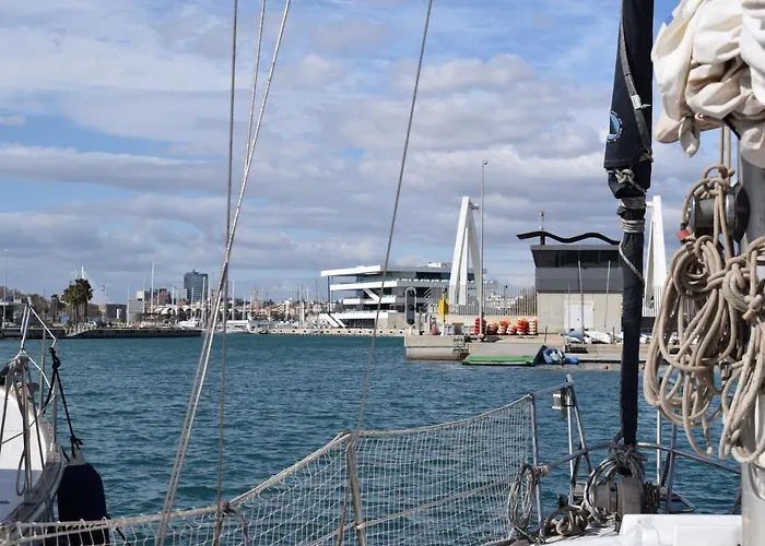 Velero En Puerto De - E&m Boats Botel Valencia