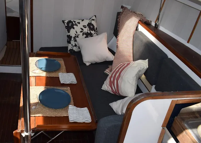 Botel Velero En Puerto De - E&m Boats