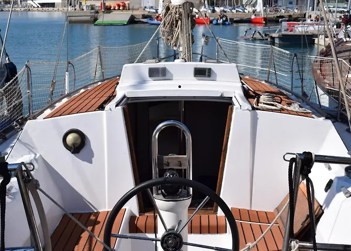 Botel Velero En Puerto De - E&m Boats *